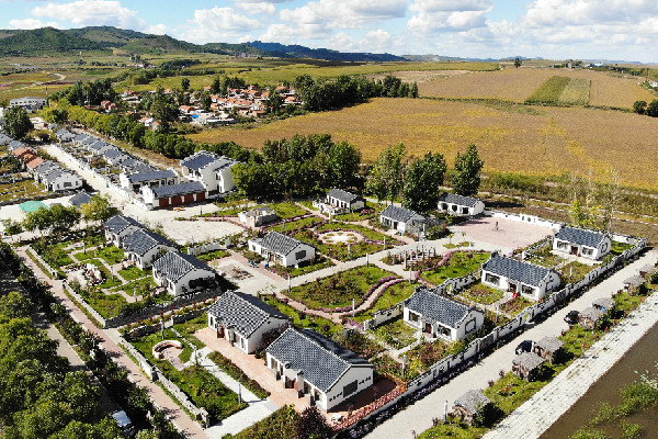 首页>>正文图为近日拍摄的黑龙江勃利县勃利镇元明村"寒地中草药小镇"