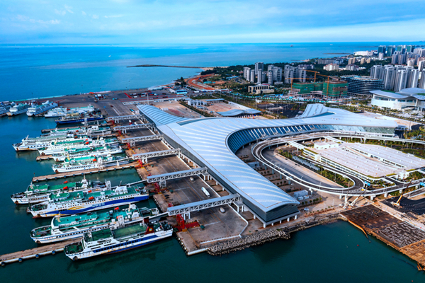 该项目是海南自由贸易港的"二线口岸"和门户港口,建成后,将成为集港口