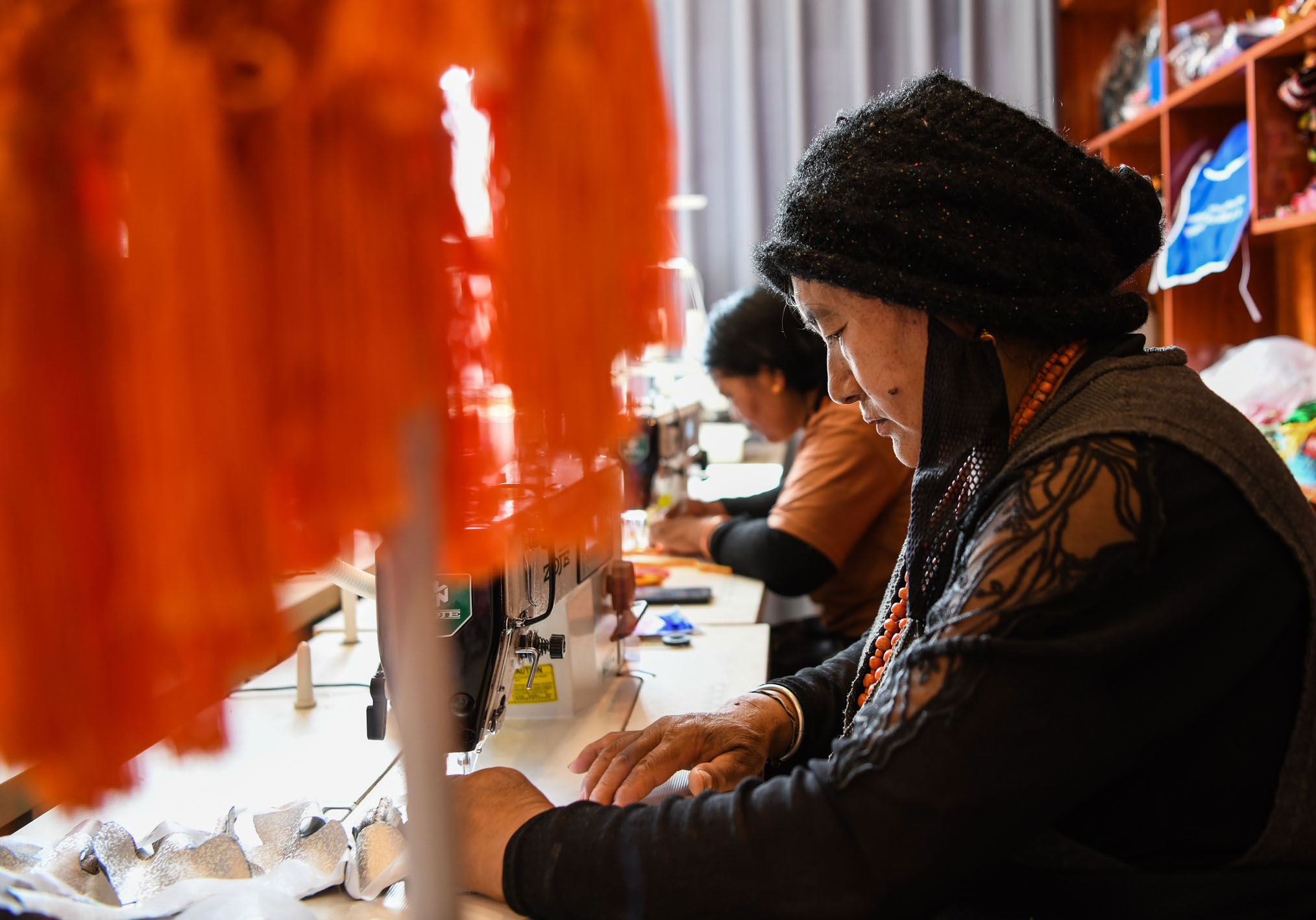 当“新式芭比”穿上千年壮锦(图1)